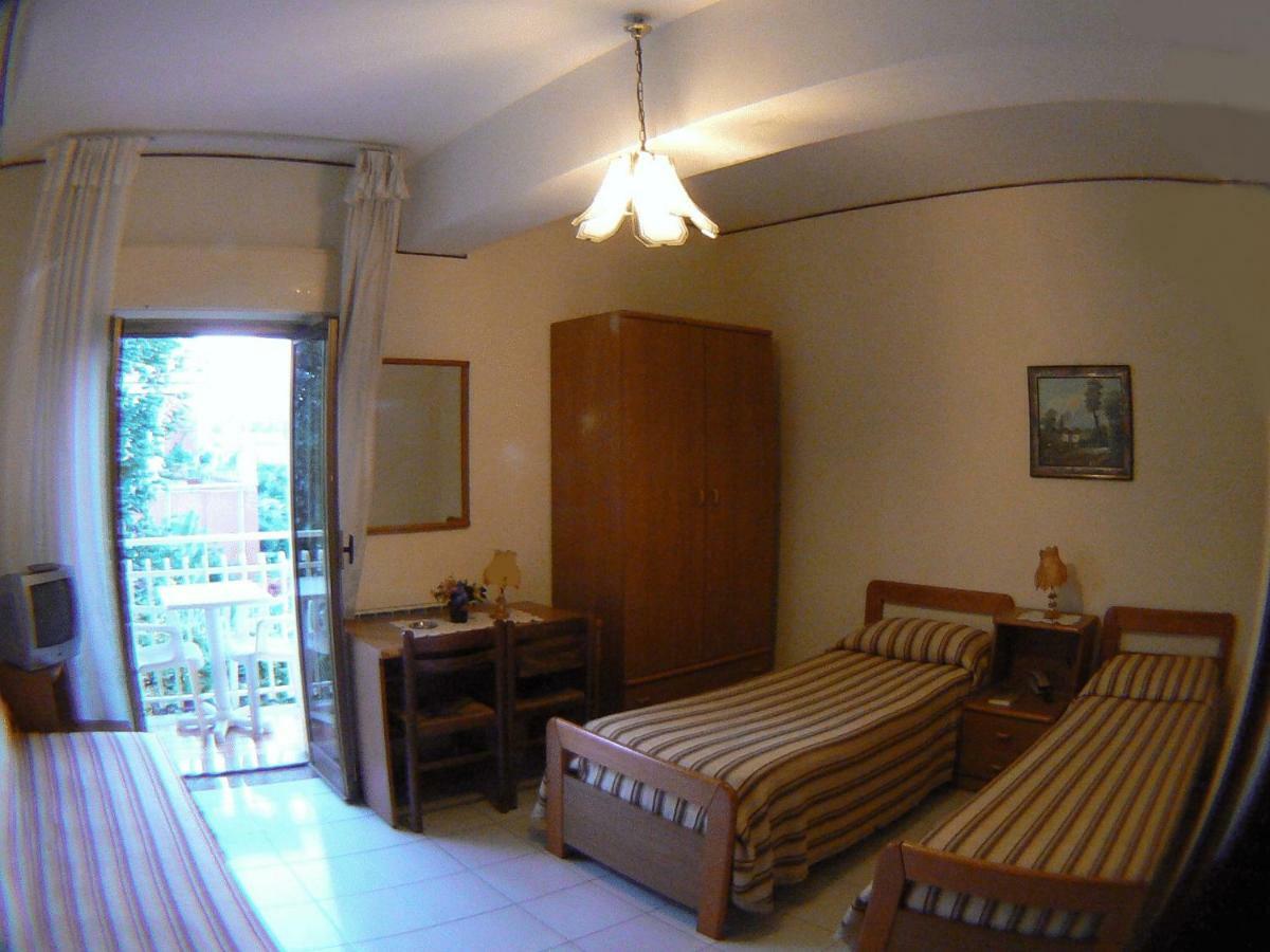 Hotel Eliseo Giardini Naxos Bagian luar foto
